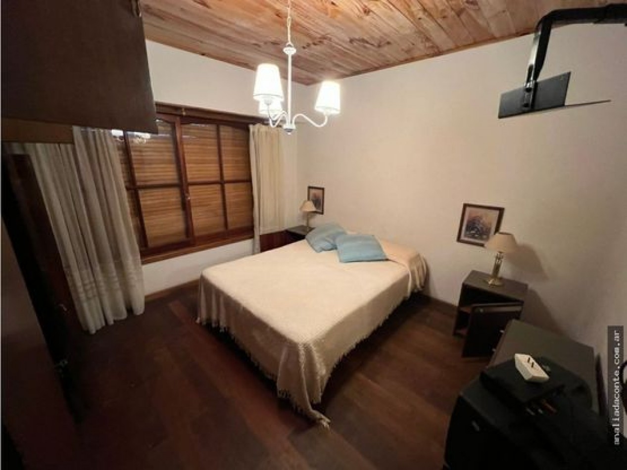 Hermoso y solido Chalet 6 amb. Gran lote B. Constitucion
