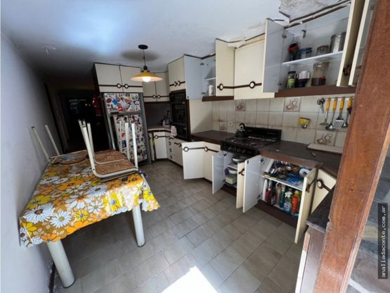 Hermoso y solido Chalet 6 amb. Gran lote B. Constitucion
