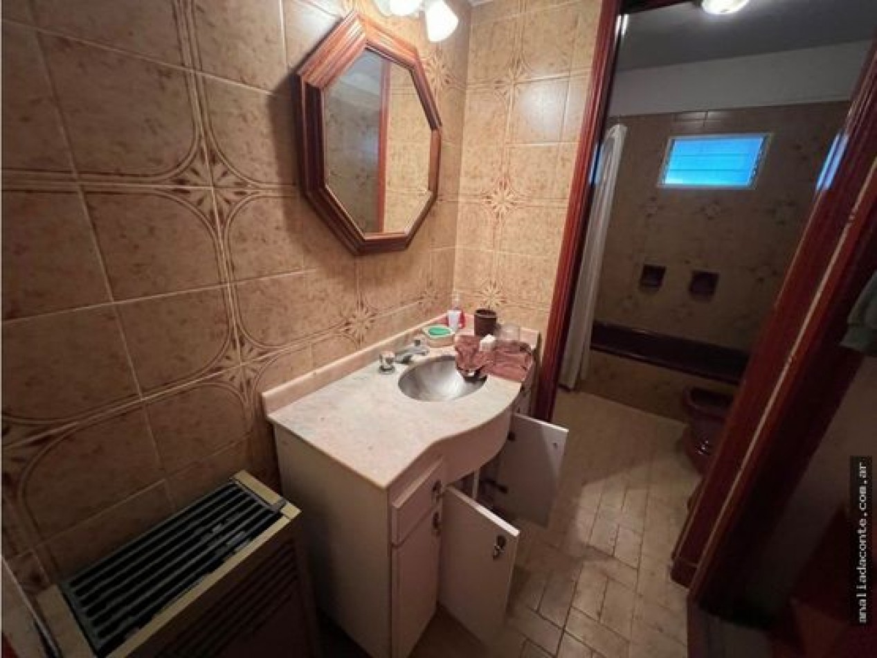 Hermoso y solido Chalet 6 amb. Gran lote B. Constitucion