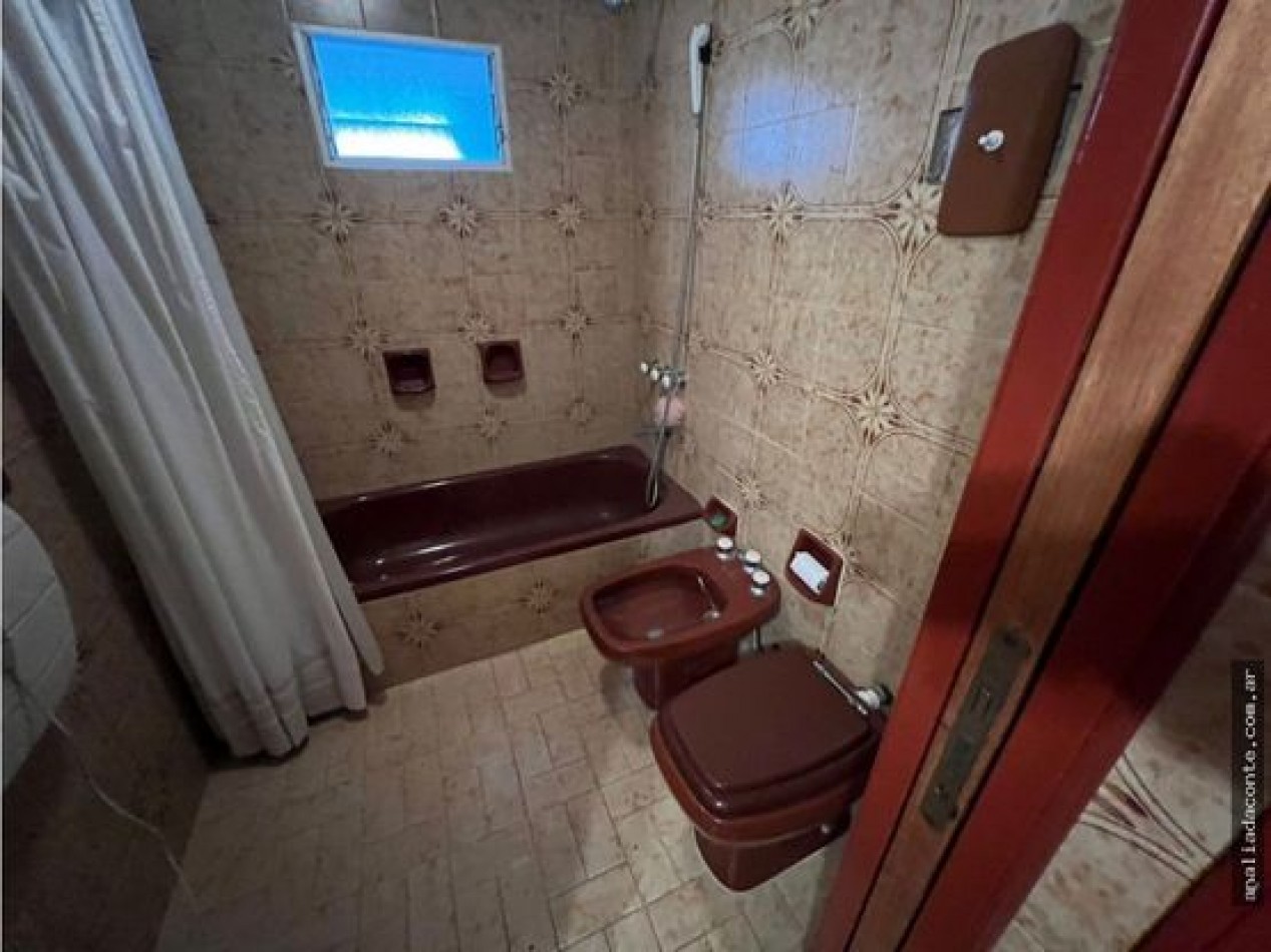 Hermoso y solido Chalet 6 amb. Gran lote B. Constitucion