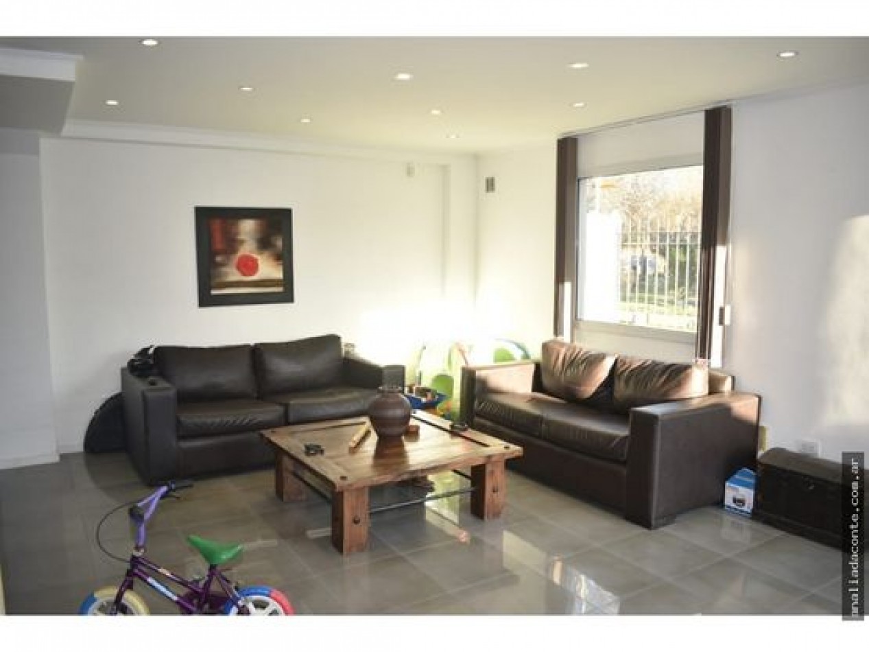 Moderna casa 5 amb en barrio Constitucion