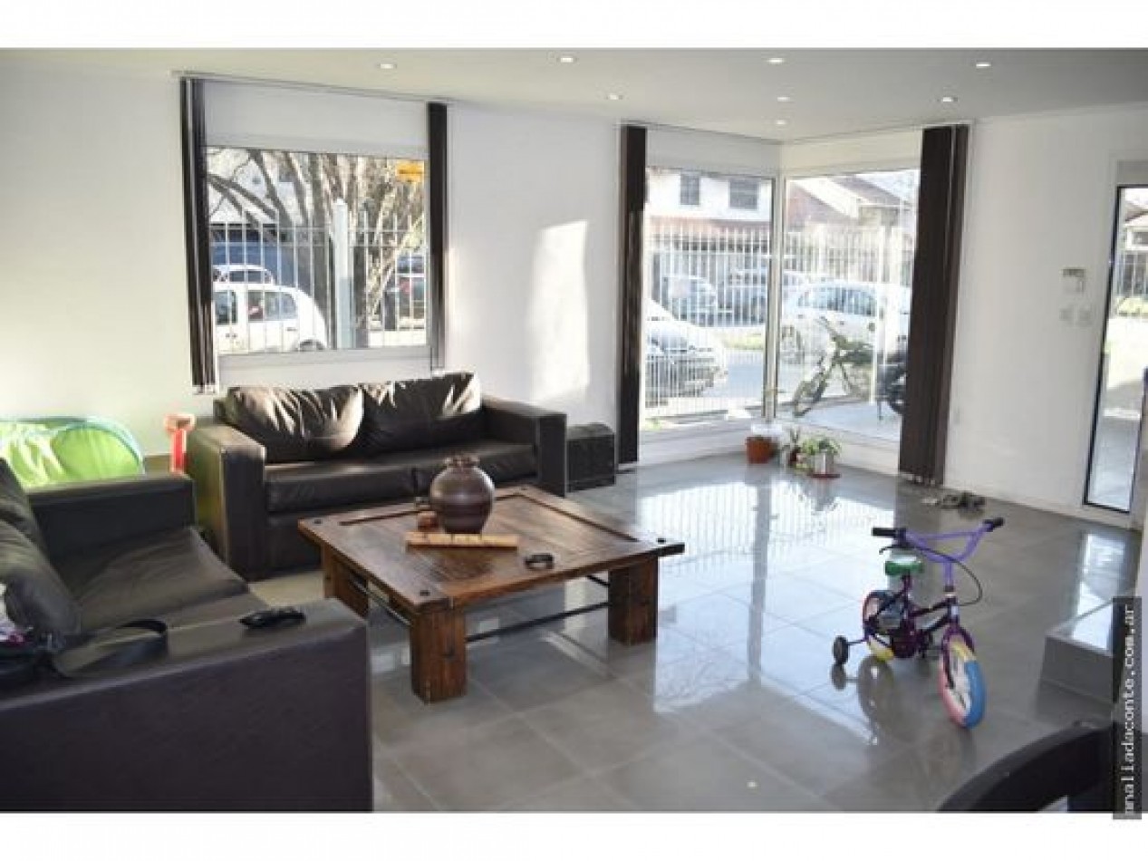 Moderna casa 5 amb en barrio Constitucion