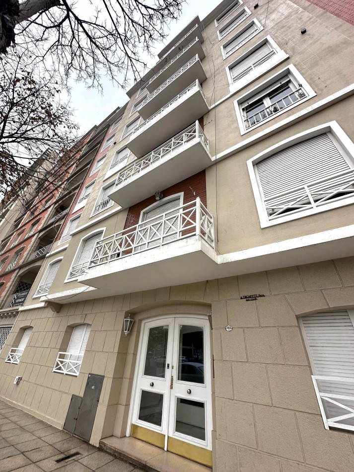 EXCELENTE 4 AMB. CON DEPENDENCIA PLAZA COLON EDIFICIO SEÑORIAL
