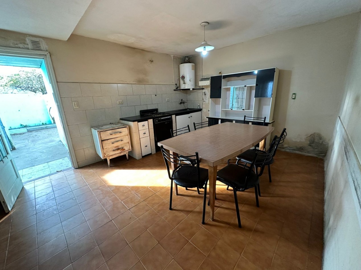 OPORTUNIDAD RAWSON E ITALIA CASA 3 AMB. CON PATIO Y ENTRADA AUTO