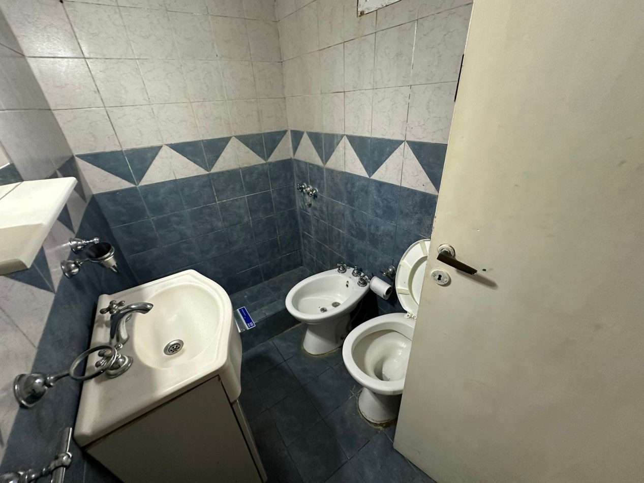 OPORTUNIDAD RAWSON E ITALIA CASA 3 AMB. CON PATIO Y ENTRADA AUTO