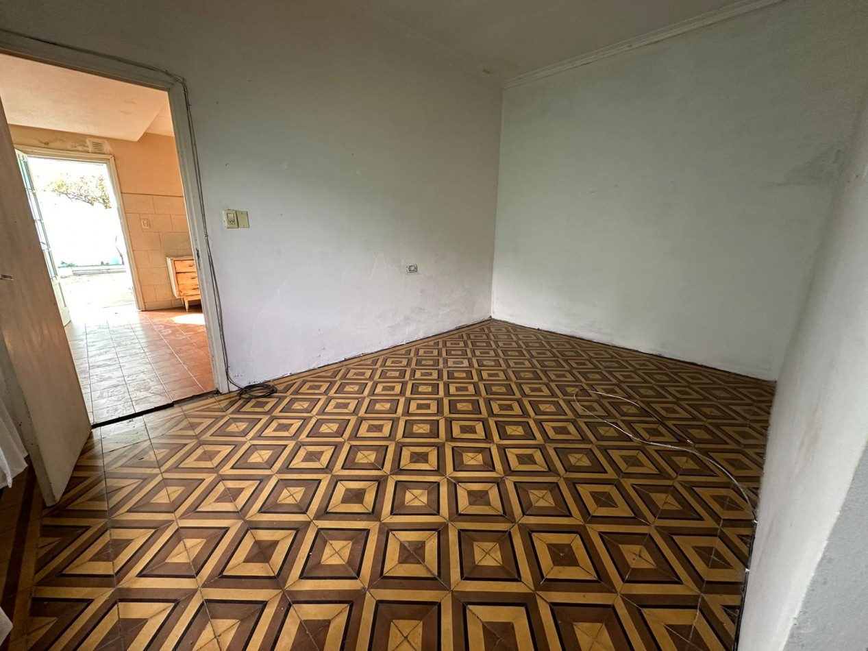 OPORTUNIDAD RAWSON E ITALIA CASA 3 AMB. CON PATIO Y ENTRADA AUTO