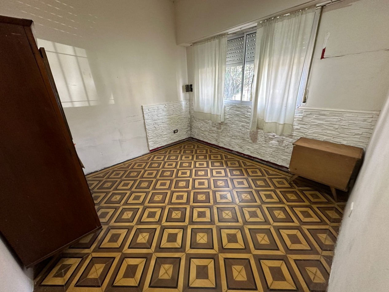 OPORTUNIDAD RAWSON E ITALIA CASA 3 AMB. CON PATIO Y ENTRADA AUTO