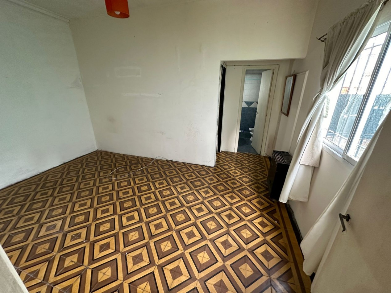 OPORTUNIDAD RAWSON E ITALIA CASA 3 AMB. CON PATIO Y ENTRADA AUTO