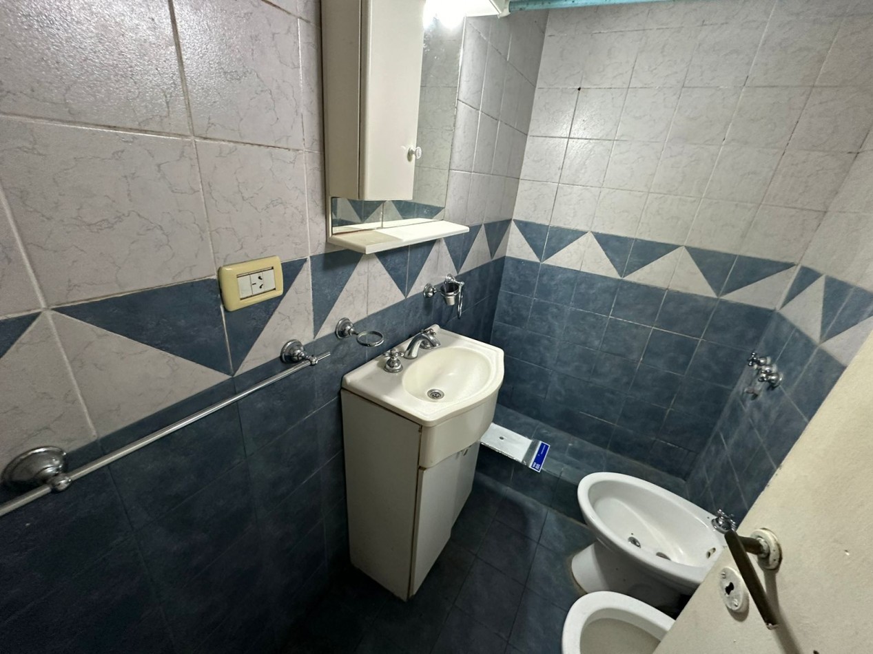 OPORTUNIDAD RAWSON E ITALIA CASA 3 AMB. CON PATIO Y ENTRADA AUTO