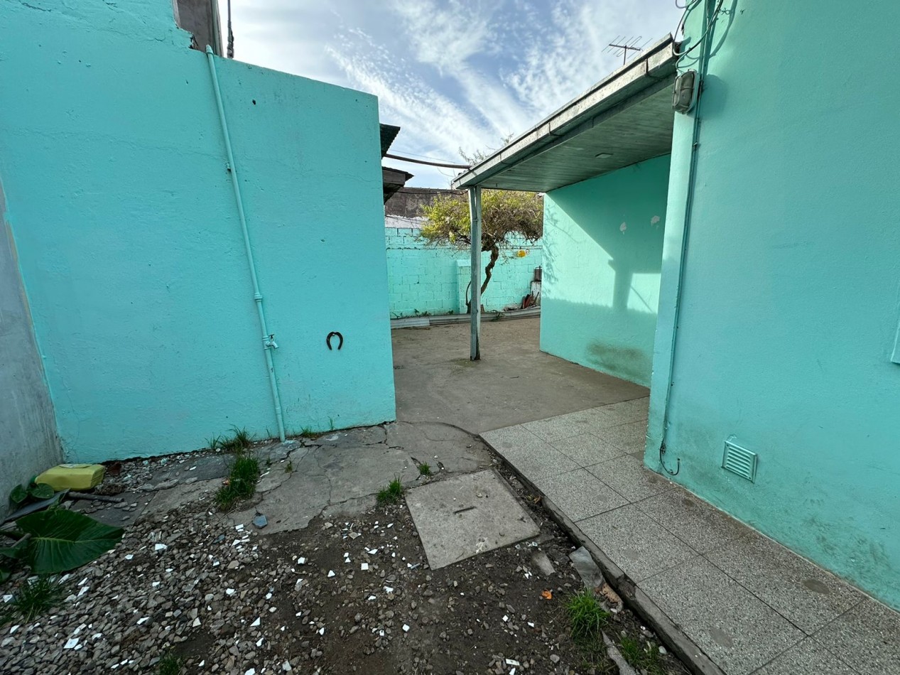 OPORTUNIDAD RAWSON E ITALIA CASA 3 AMB. CON PATIO Y ENTRADA AUTO