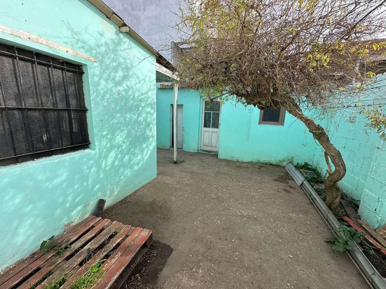 OPORTUNIDAD RAWSON E ITALIA CASA 3 AMB. CON PATIO Y ENTRADA AUTO