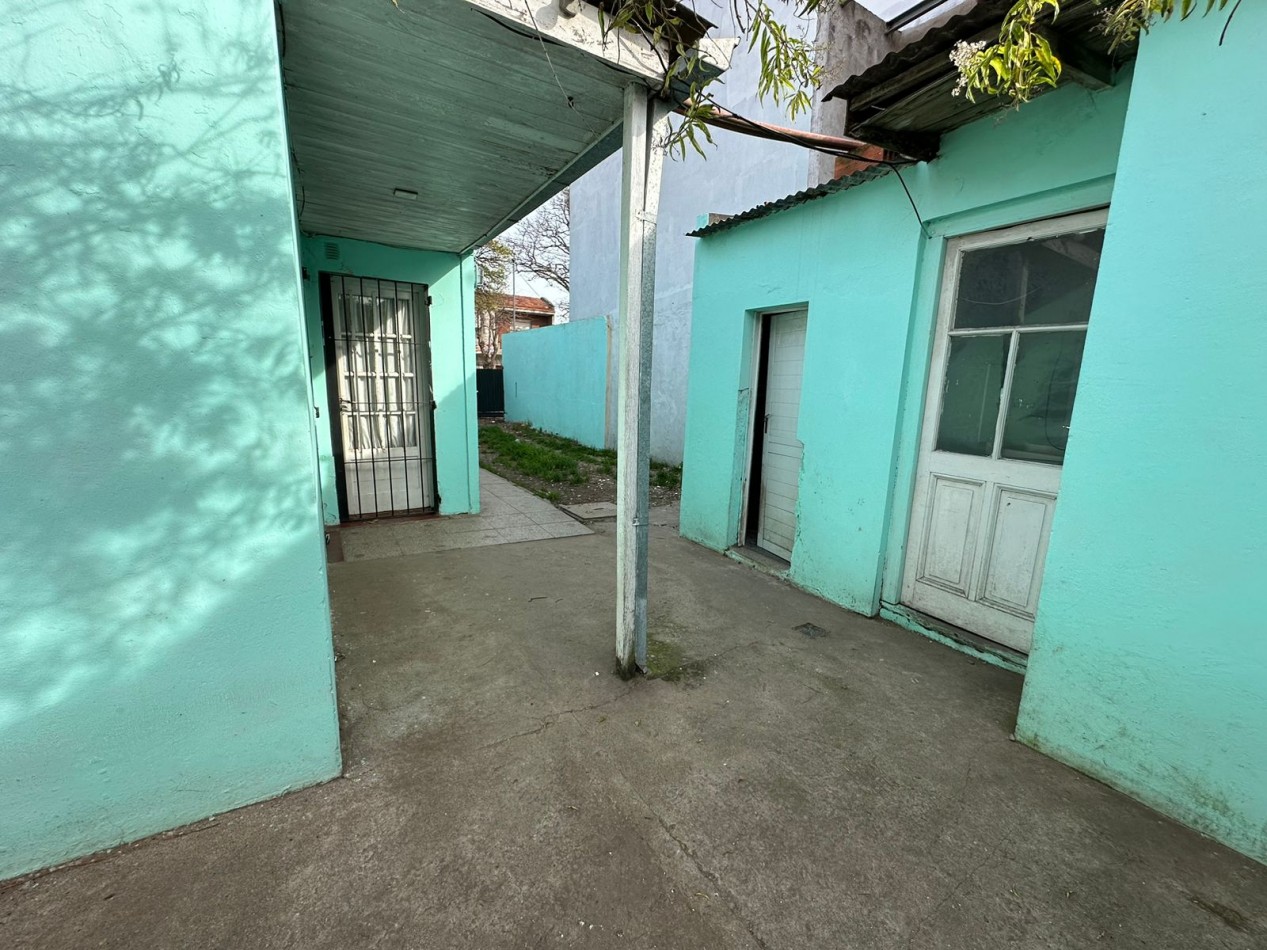 OPORTUNIDAD RAWSON E ITALIA CASA 3 AMB. CON PATIO Y ENTRADA AUTO