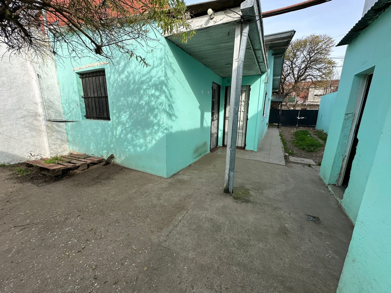OPORTUNIDAD RAWSON E ITALIA CASA 3 AMB. CON PATIO Y ENTRADA AUTO
