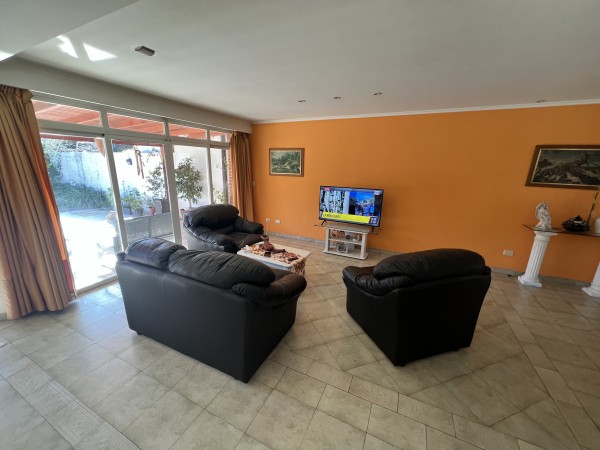 Hermoso chalet 4 amb con parque y piscina en Los pinares