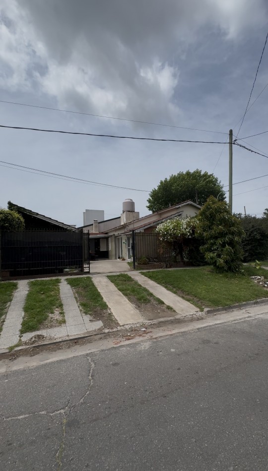 Casa 4 amb 2 baños garage jardin a pasos de Av Constitucion