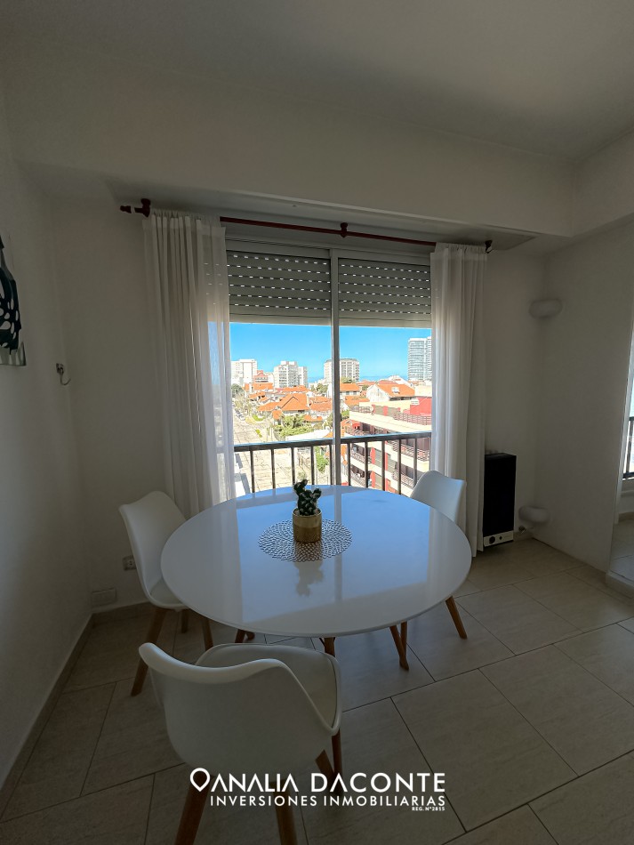 Excelente monoambiente con vista al mar Pellegrini y la costa
