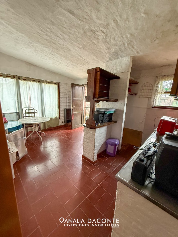 Chalet 4 amb con depto al fondo 3 amb sobre gran lote en Caisamar