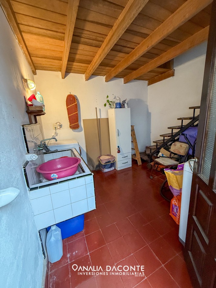 Chalet 4 amb con depto al fondo 3 amb sobre gran lote en Caisamar