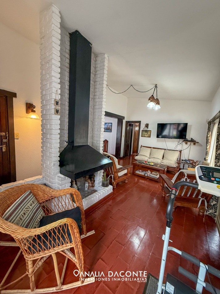 Chalet 4 amb con depto al fondo 3 amb sobre gran lote en Caisamar