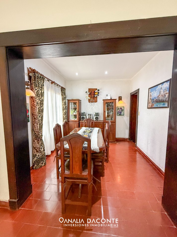 Chalet 4 amb con depto al fondo 3 amb sobre gran lote en Caisamar