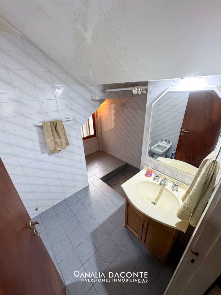 Excelente chalet 5 amb en dos plantas. Dorrego al 2900