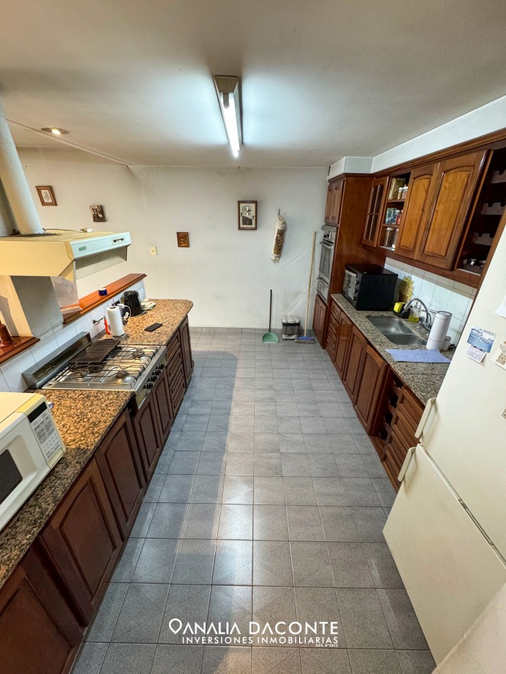 Excelente chalet 5 amb en dos plantas. Dorrego al 2900