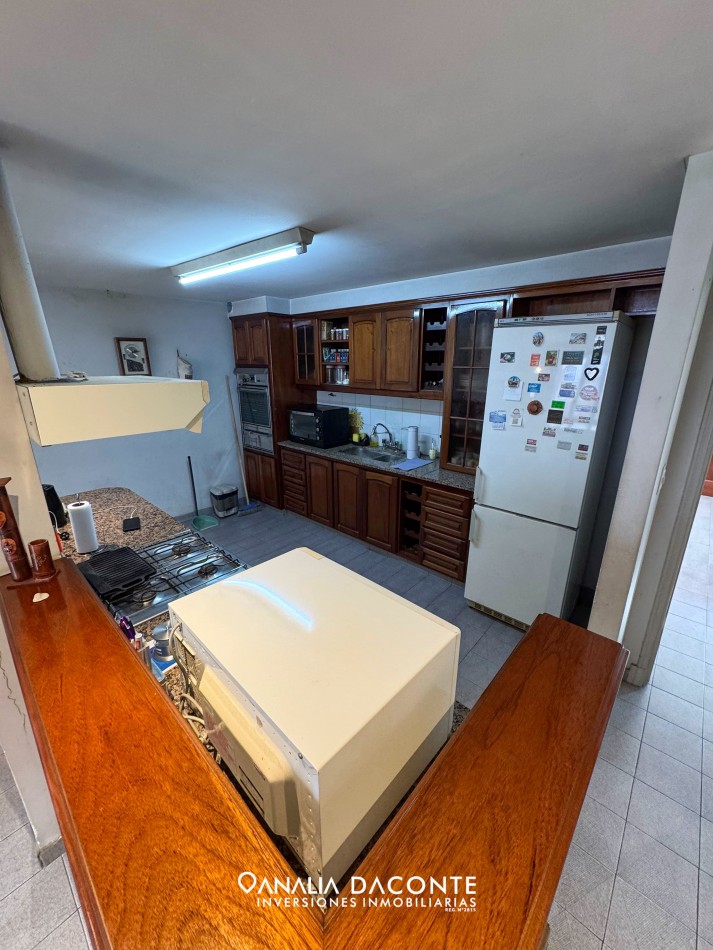 Excelente chalet 5 amb en dos plantas. Dorrego al 2900