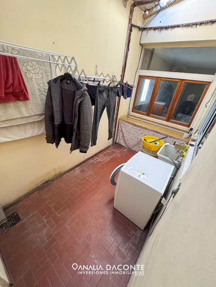 Excelente chalet 5 amb en dos plantas. Dorrego al 2900