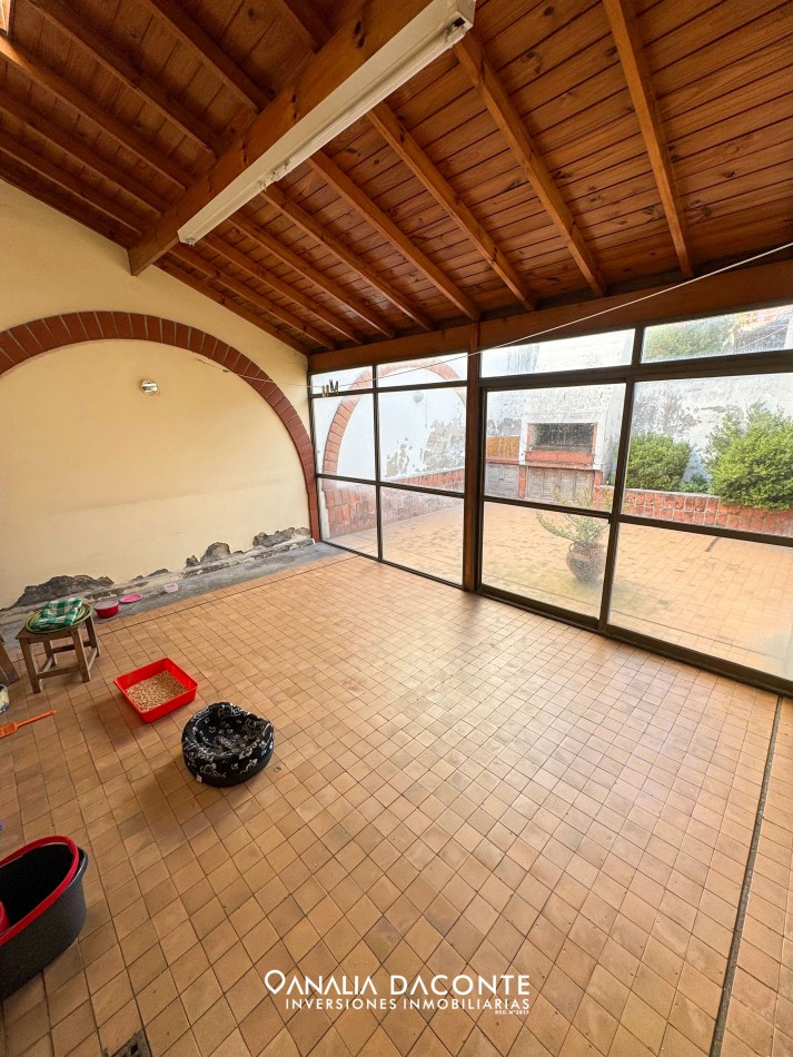 Excelente chalet 5 amb en dos plantas. Dorrego al 2900