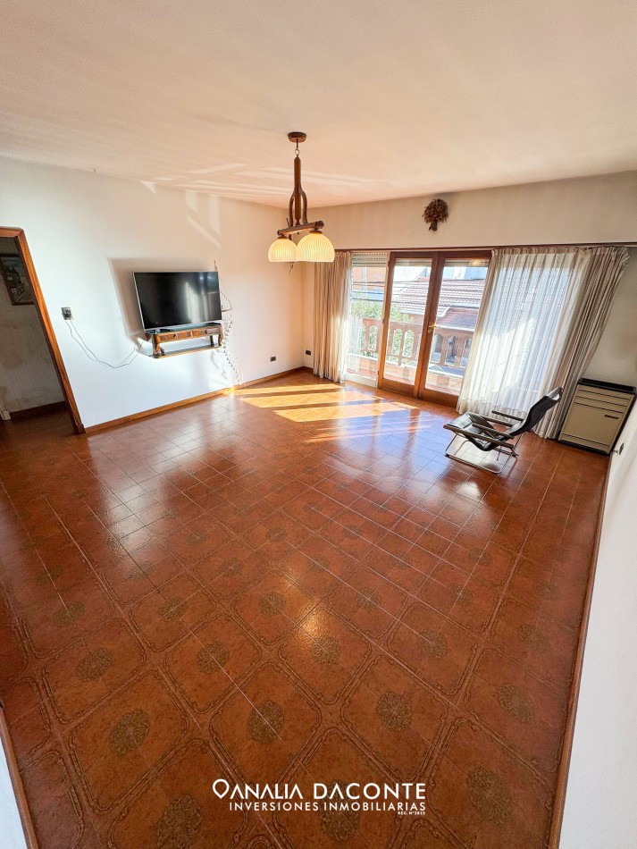 Excelente chalet 5 amb en dos plantas. Dorrego al 2900