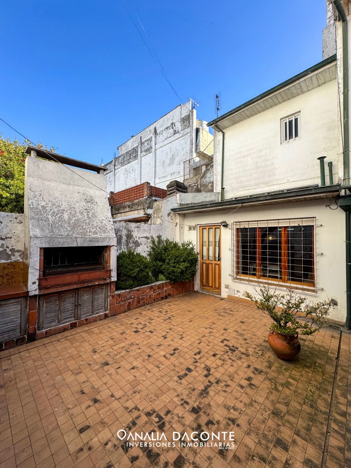 Excelente chalet 5 amb en dos plantas. Dorrego al 2900