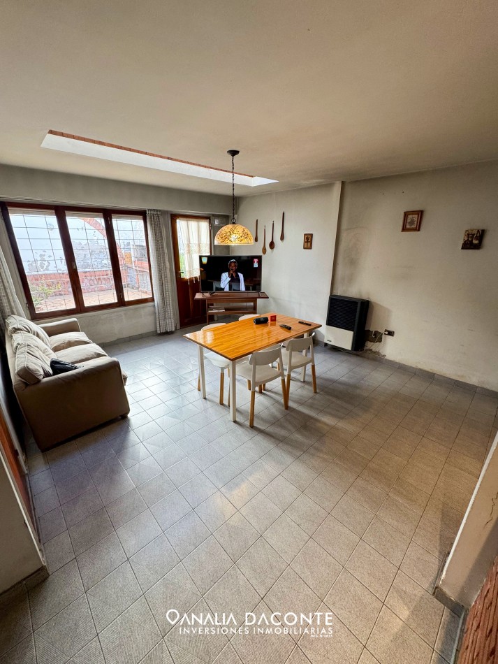 Excelente chalet 5 amb en dos plantas. Dorrego al 2900