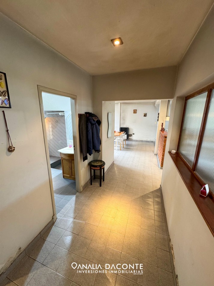 Excelente chalet 5 amb en dos plantas. Dorrego al 2900