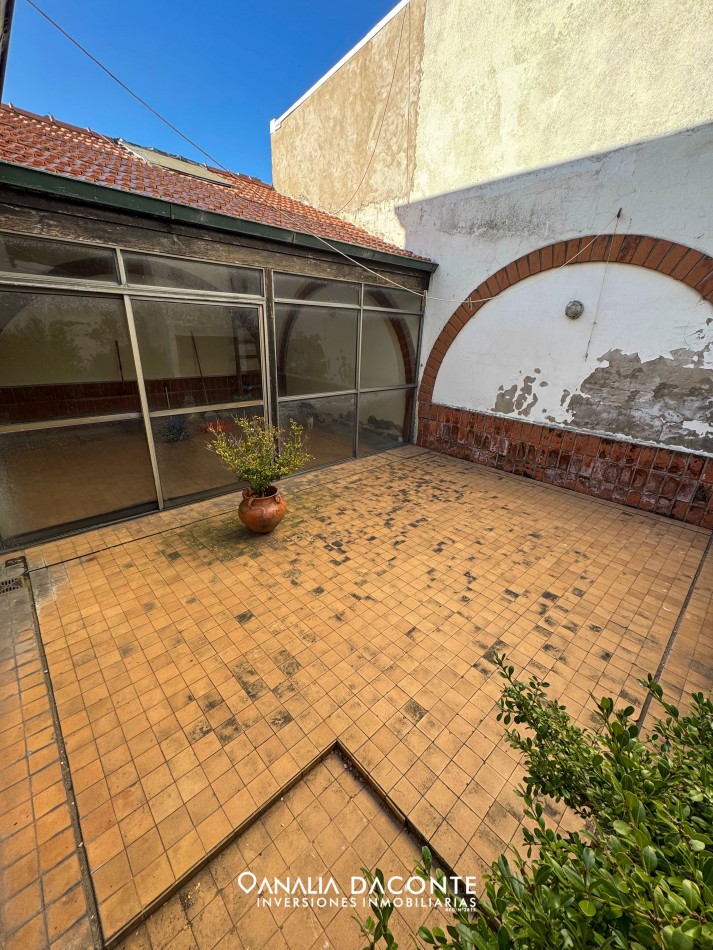 Excelente chalet 5 amb en dos plantas. Dorrego al 2900