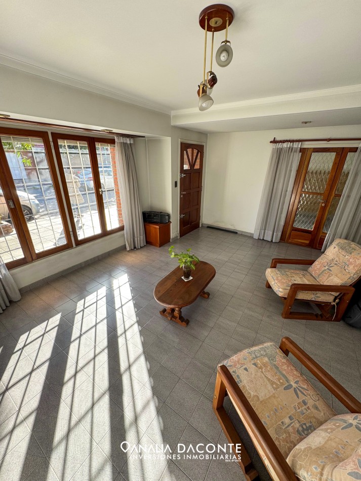 Excelente chalet 5 amb en dos plantas. Dorrego al 2900