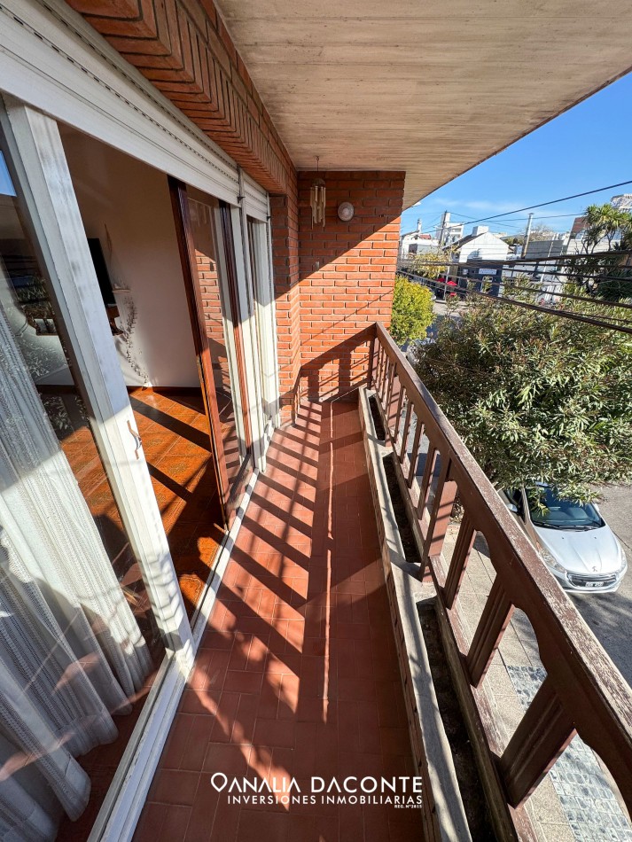 Excelente chalet 5 amb en dos plantas. Dorrego al 2900