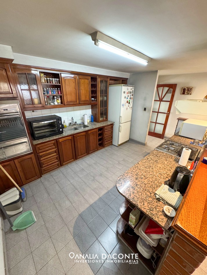 Excelente chalet 5 amb en dos plantas. Dorrego al 2900