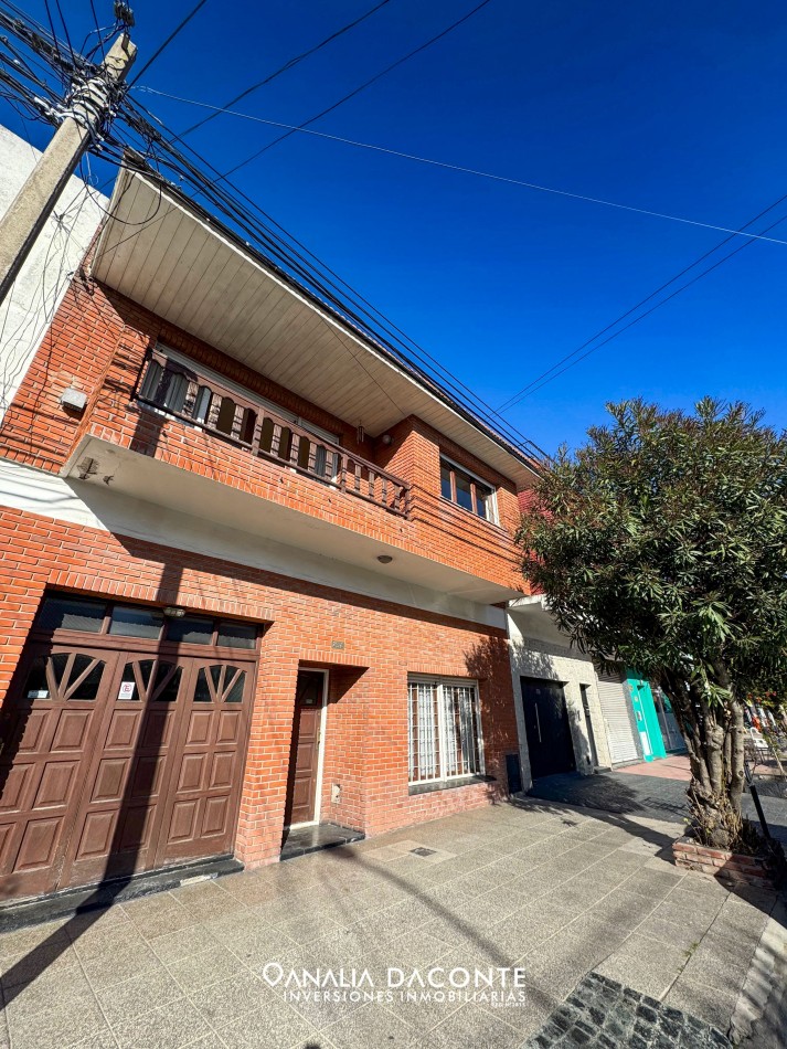 Excelente chalet 5 amb en dos plantas. Dorrego al 2900