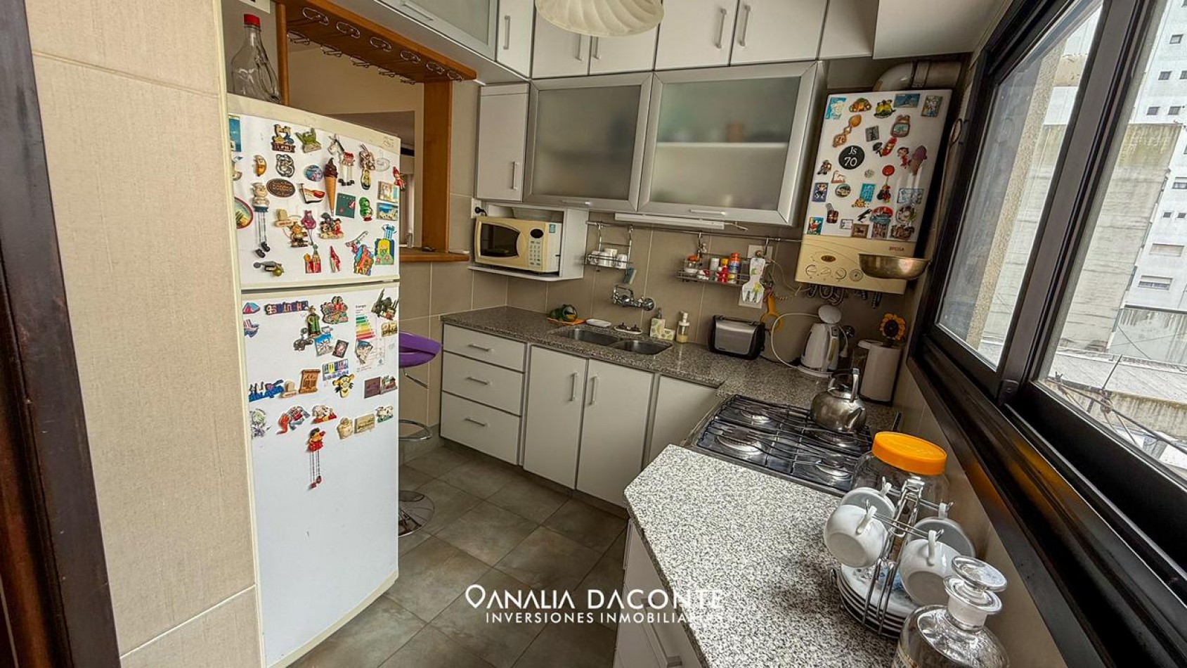 HERMOSO DEPARTAMENTO 3 AMBIENTES AL FRENTE CON BALCON SALIENTE Y COCHERA!