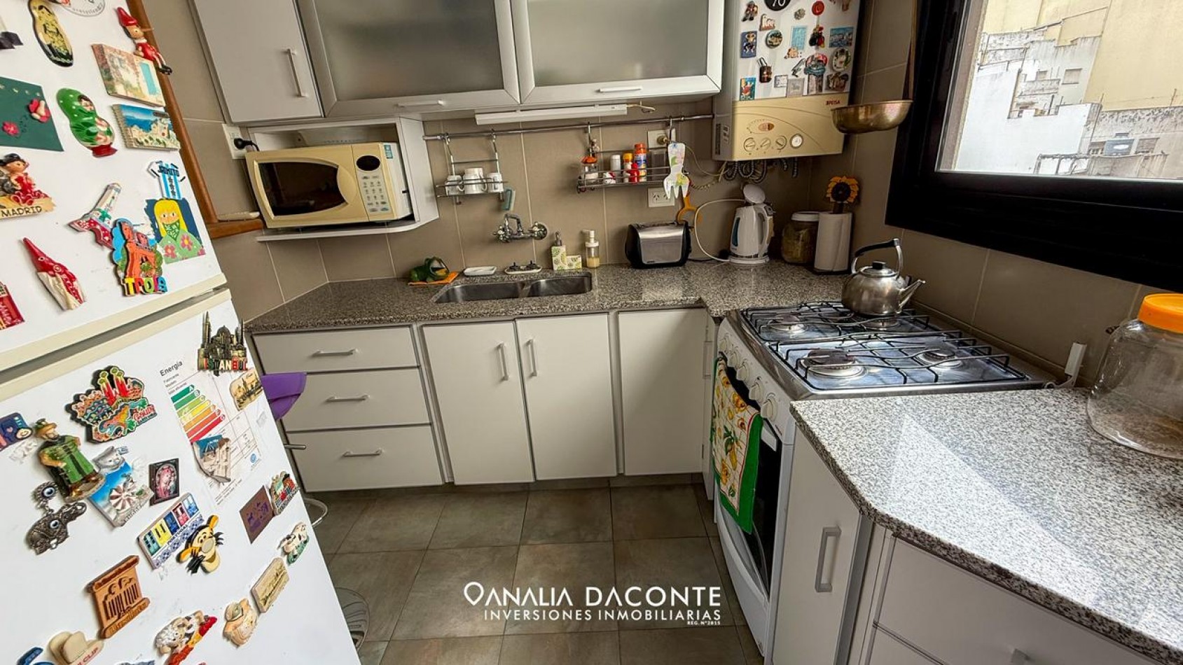 HERMOSO DEPARTAMENTO 3 AMBIENTES AL FRENTE CON BALCON SALIENTE Y COCHERA!