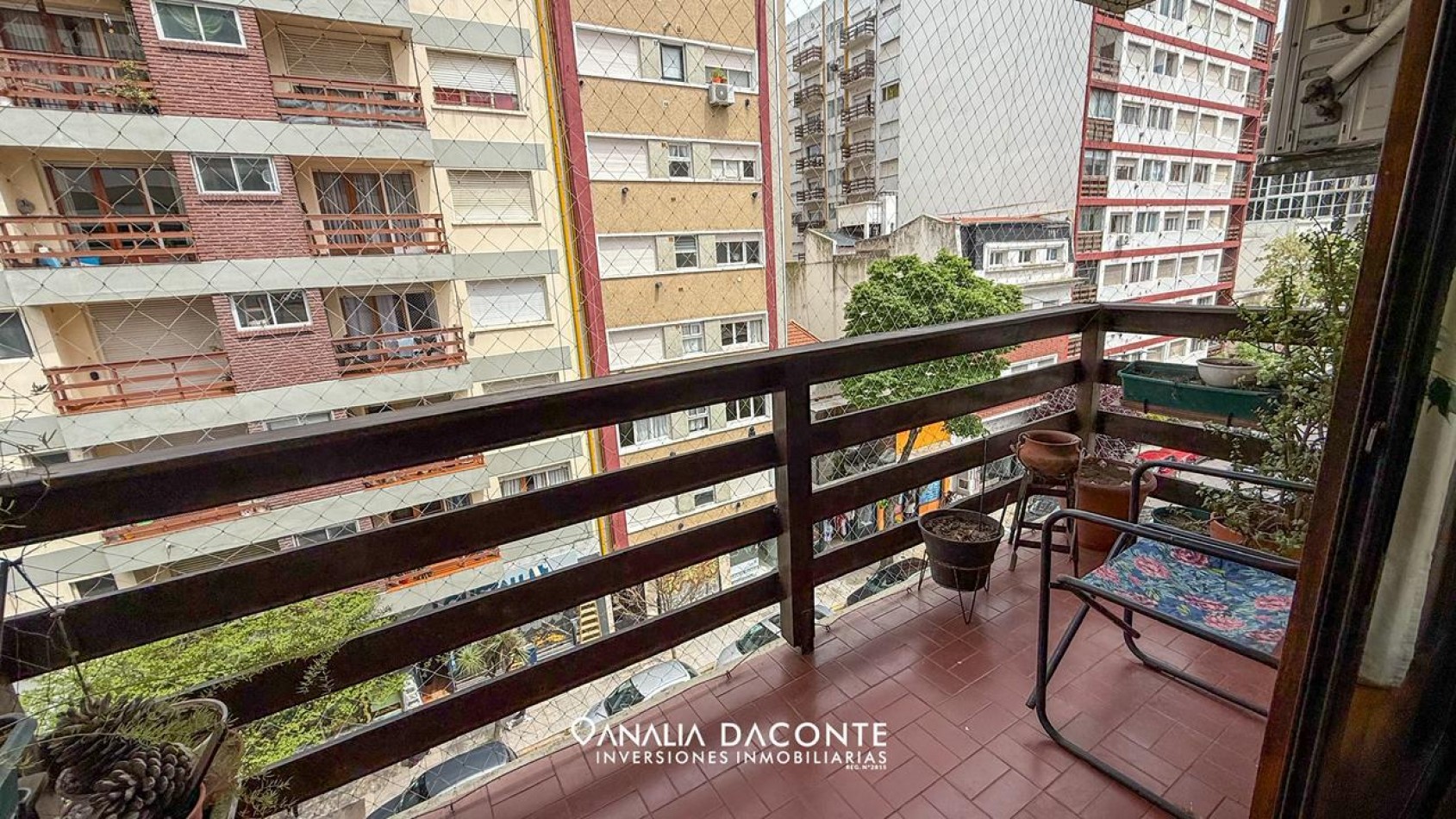 HERMOSO DEPARTAMENTO 3 AMBIENTES AL FRENTE CON BALCON SALIENTE Y COCHERA!