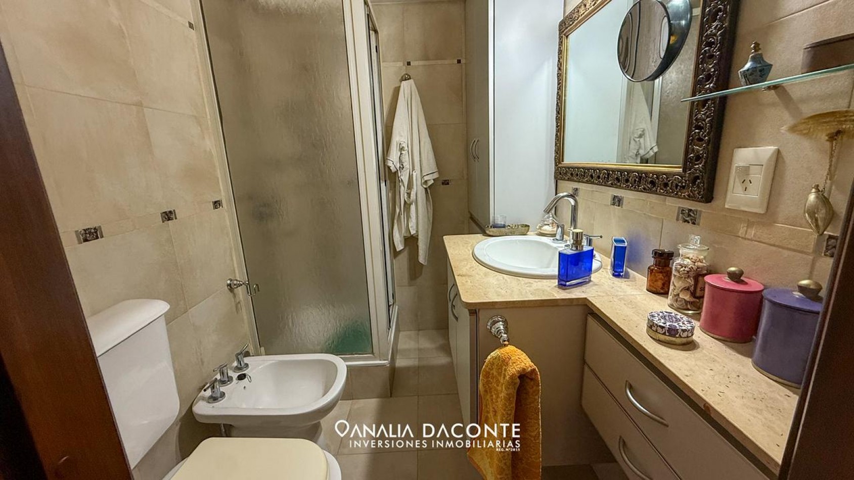 HERMOSO DEPARTAMENTO 3 AMBIENTES AL FRENTE CON BALCON SALIENTE Y COCHERA!