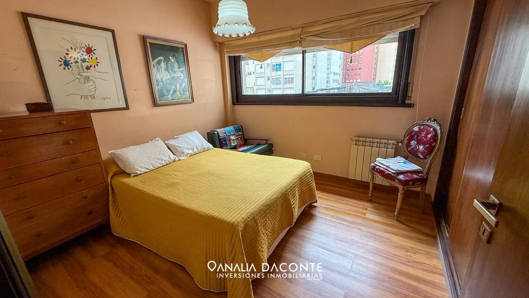 HERMOSO DEPARTAMENTO 3 AMBIENTES AL FRENTE CON BALCON SALIENTE Y COCHERA!
