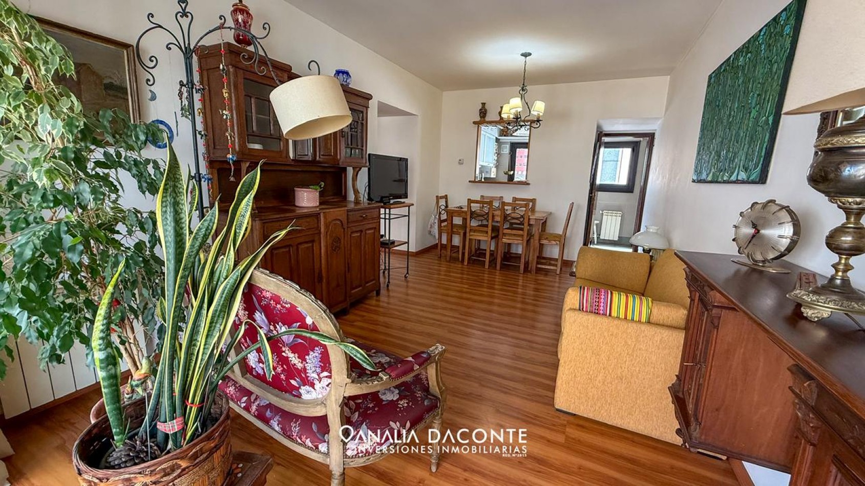 HERMOSO DEPARTAMENTO 3 AMBIENTES AL FRENTE CON BALCON SALIENTE Y COCHERA!