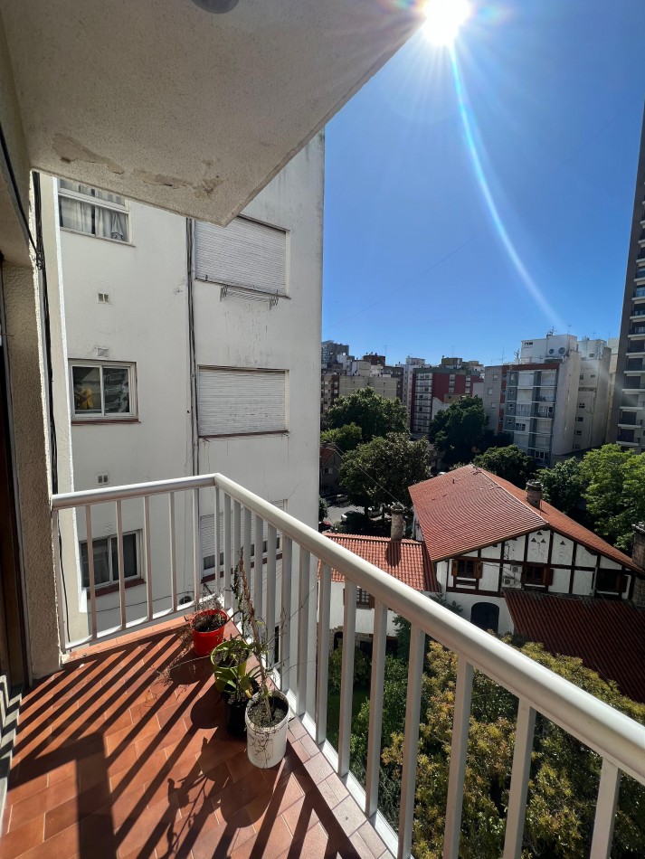 Bajo su valor! Depto 2 amb con balcon saliente