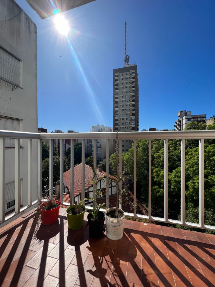 Bajo su valor! Depto 2 amb con balcon saliente