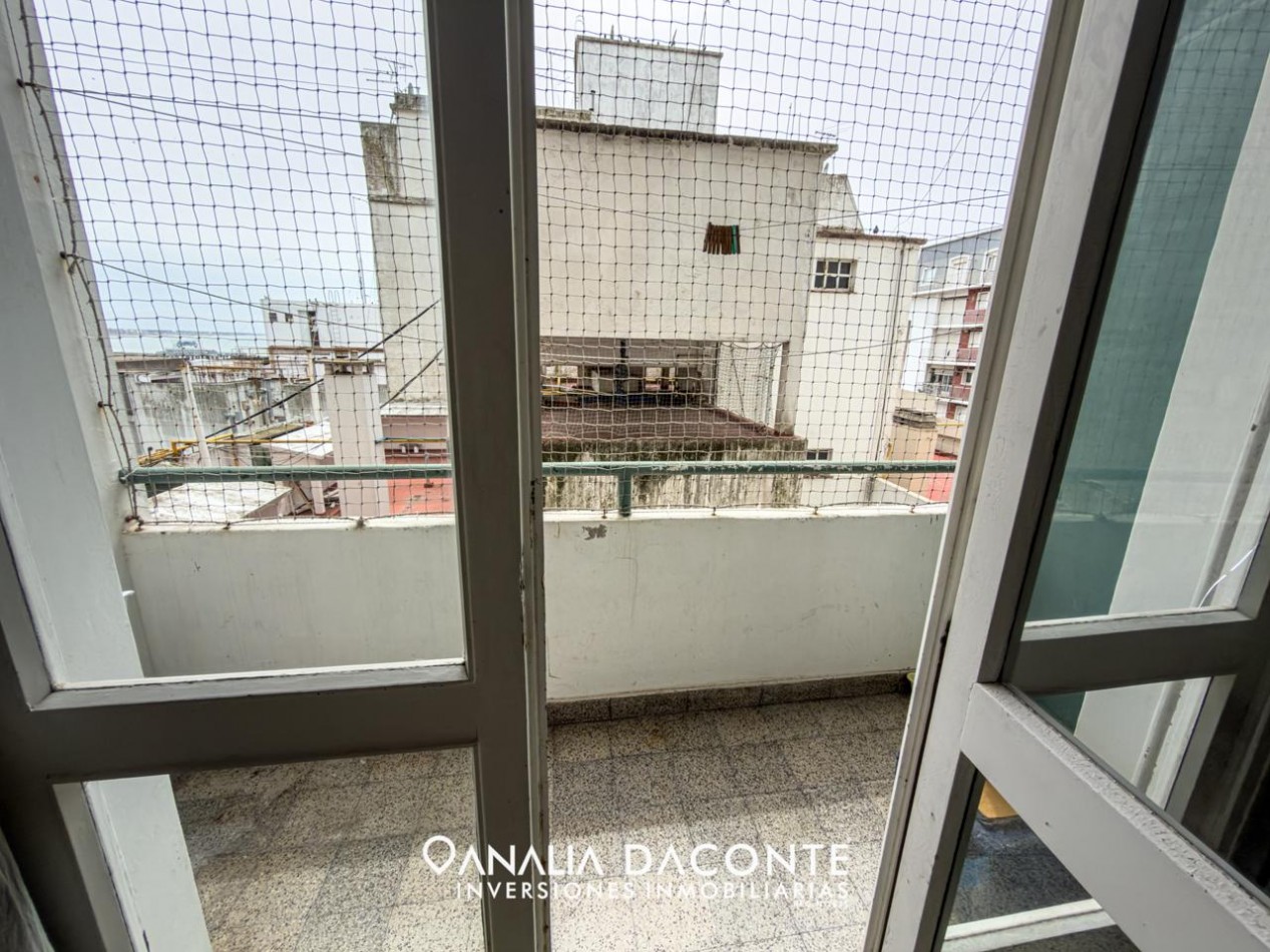 LUMINOSO Y AMPLIO DEPTO 2 AMB SOBRE AV. COLON AL 1500!