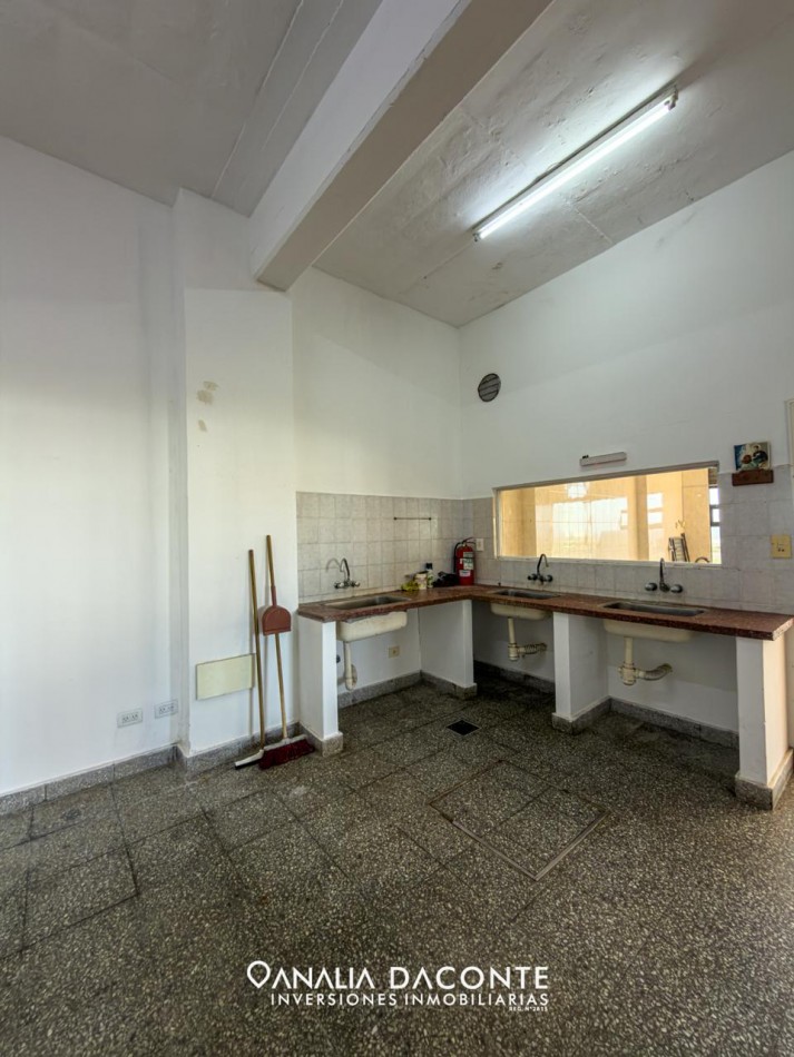 Local comercial sobre la costa con deposito