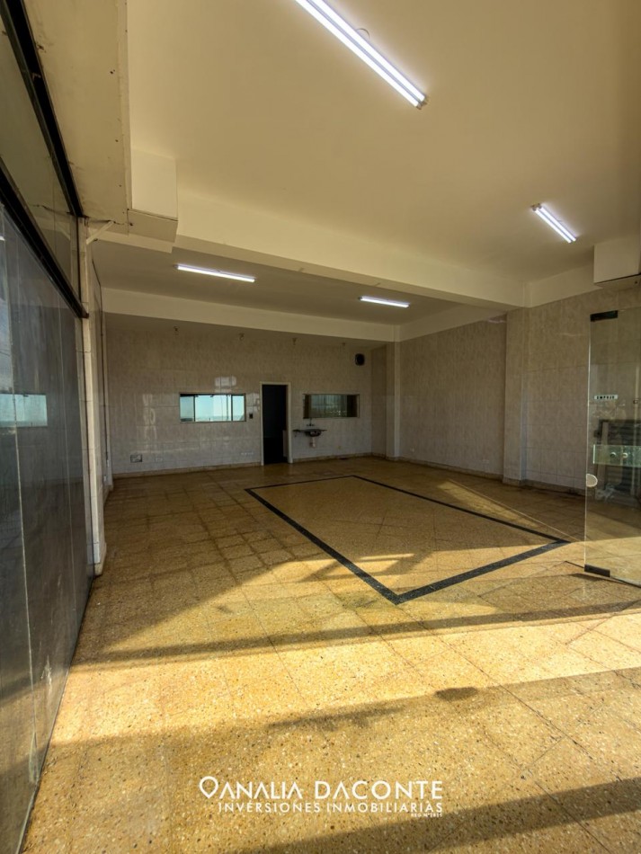 Local comercial sobre la costa con deposito