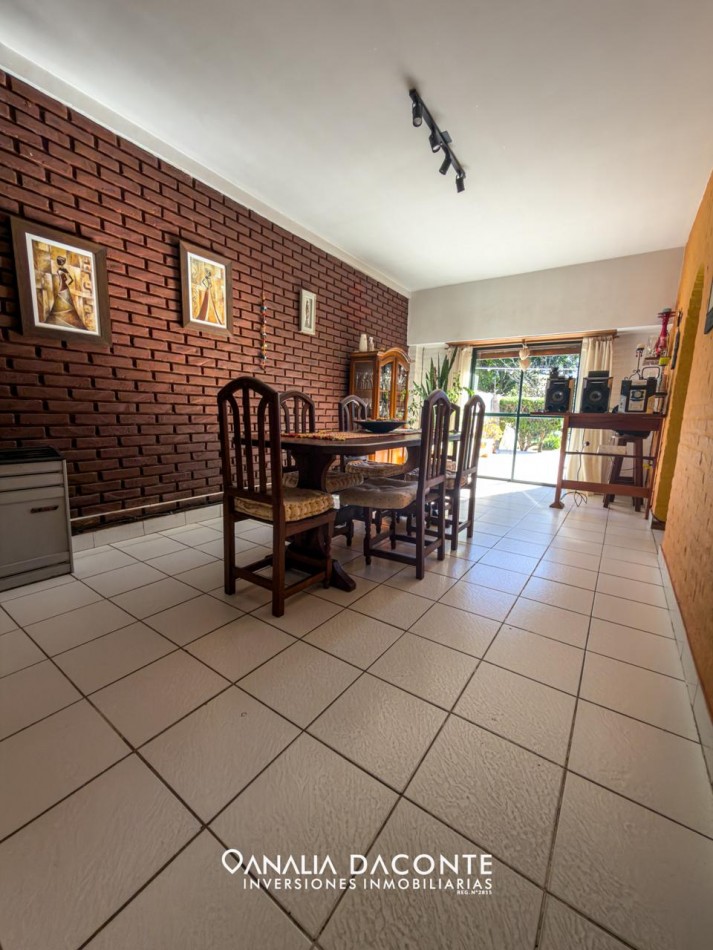 Amplio chalet con parque y garage. Zacagnini